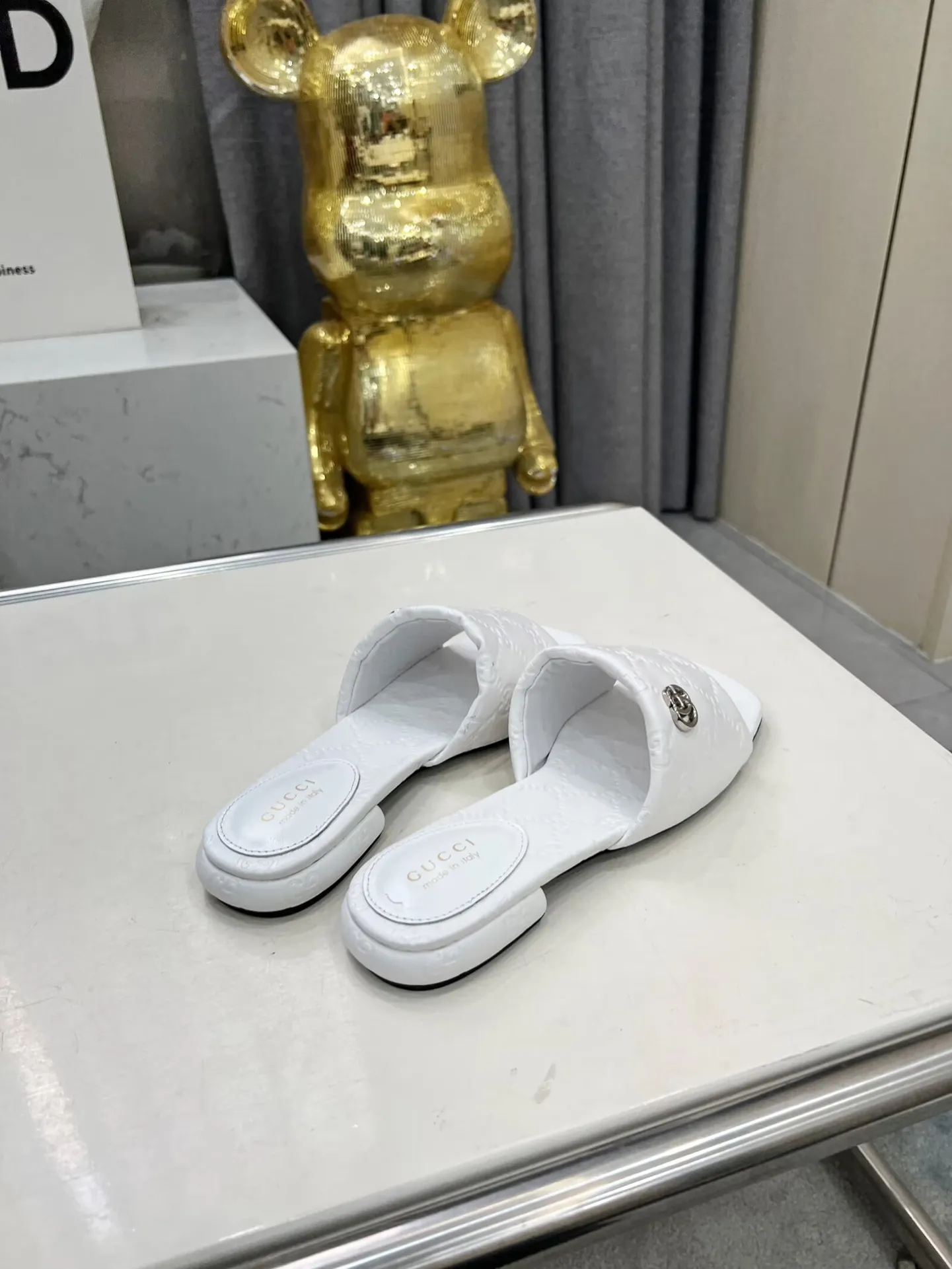 👟👟Ex-factory price 440👟👟 Women's Shoes Women's Clothing Gucci Double G slippers, a fashionable, high-end and full of personality✅ Very stable, comfortable and durable for daily use, convenient and unique for daily matching, a must-have classic for summer, the upper is made of GUCCI 3D embossed, genuine leather outsole Fabric: cowhide Lining/foot pads: sheepskin Color: black, white, brown, burgundy Code number: 35-42 (41 and 42 need to be customized) Packaging: Comes with cloth bag and card.